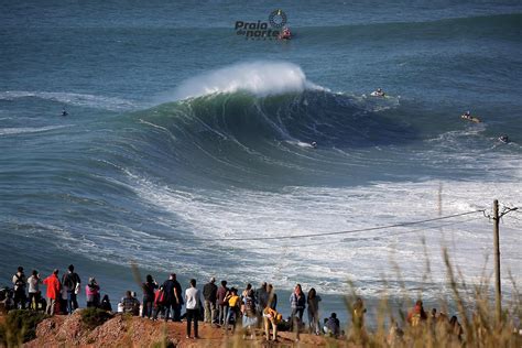 nazaré tow surfing challenge